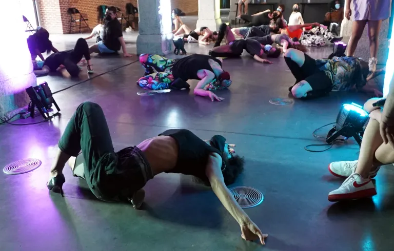BAILAR, RECORDAR, RESISTIR